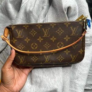 EXCELLENT condition original model Pochette accessoire in monogram